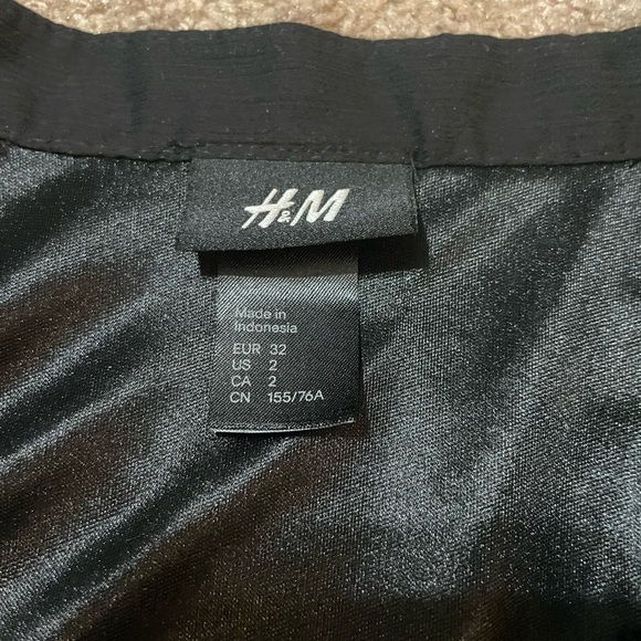 H&M black ruffle peplum top size 2 - Picture 3 of 8